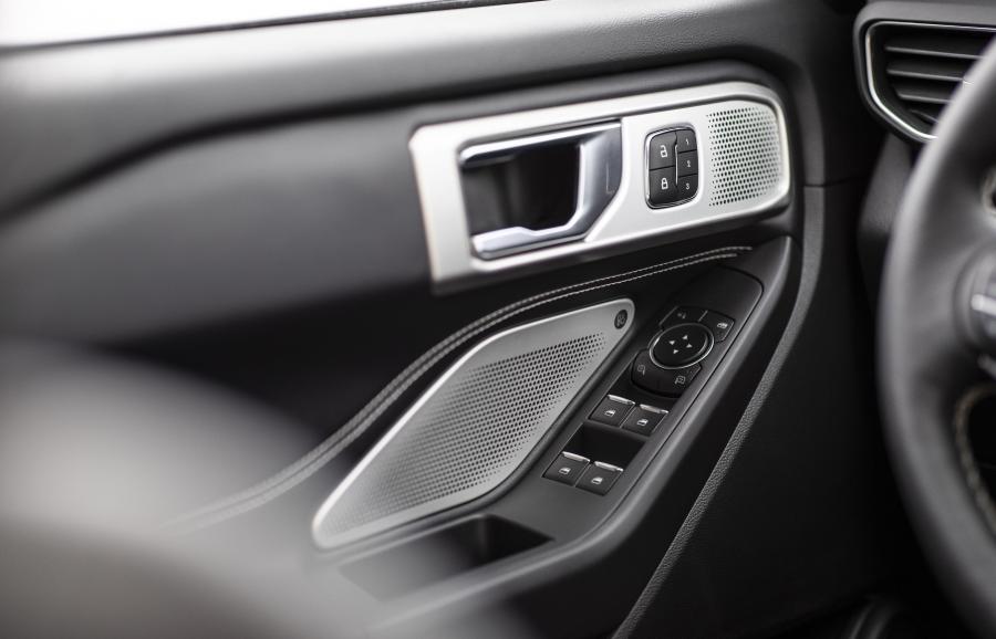 Детали интерьера Ford Explorer ST 2019 года  (фото 16 из 21)